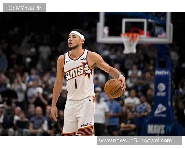 布克半场表现稳定9投4中贡献11分1助攻展现中规中矩的实力